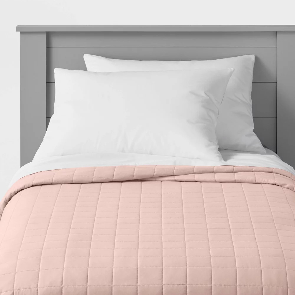 Стеганое одеяло из микрофибры с полной прошивкойQueen-size розового цвета - Pillowfort 4190₽