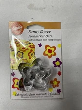 Wilton Funny Flower Cut Outs 3  Fondant Cutters Graduated Sizes New in Package
