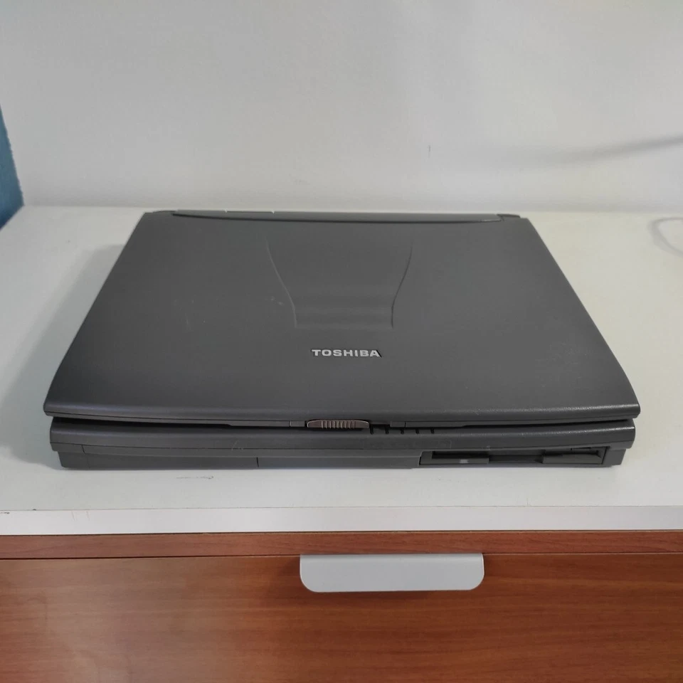 Laptop PC Notebook Toshiba Satellite 4200 Windows 98 Serial Port RS232 CD 21067 - Immagine 3 di 4