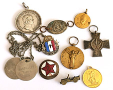Lot insignes médailles anciens religieux militaires vintage badges medal WWI WWI