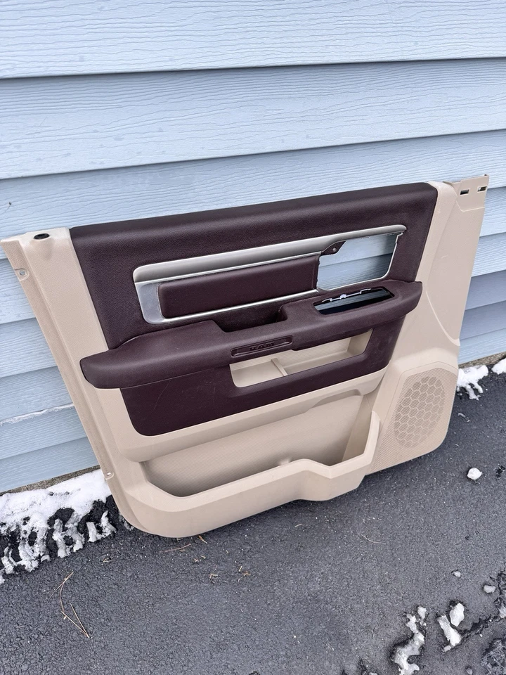 ✅ 2013-18 RAM 1500-3500 OEM PANEL PUERTA DELANTERA LADO CONDUCTOR IZQUIERDO MARRÓN/TOSTADO Foto 2 de 4