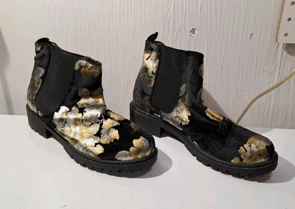 Botas Shoe Republic LA talla 6,5 para mujer negras gamuza ornamentadas Foto 3 de 4