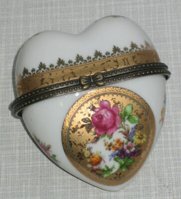 Herz Dose Porzellandose Herzdose Sammlerdose Parfüm Flakon Blumen Rose 7x7x4