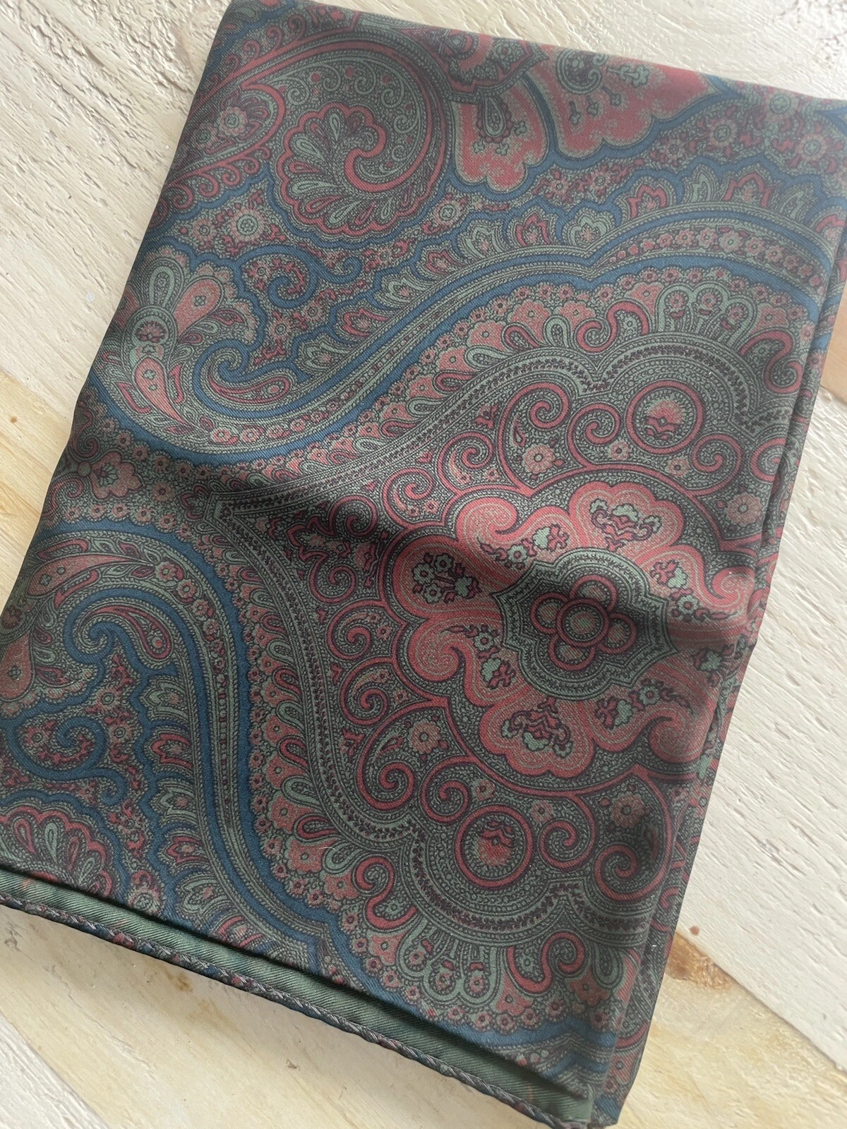 Foulard 100 % soie Gucci neuf imprimé Paisley grand et large avec frange courte