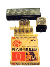 VINTAGE FLASH BULBS - 8 FLASH BULBS 3 CUBE FLASHES REMAIN 6 BAR FLASHES REMAIN