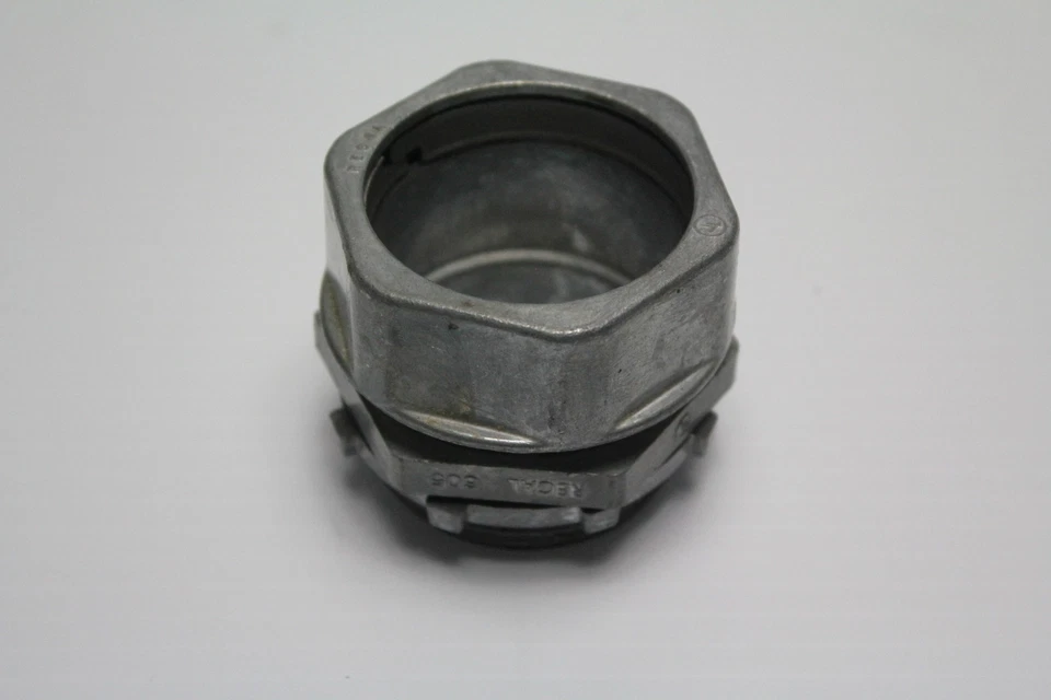 Lot of 8 - Regal 605 1-1/2" EMT Compression Connector New - Image 2 of 4