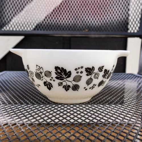 Vintage Pyrex Black Gooseberry Small Cinderella Mixing Bowl 1-1/2 pint #441
