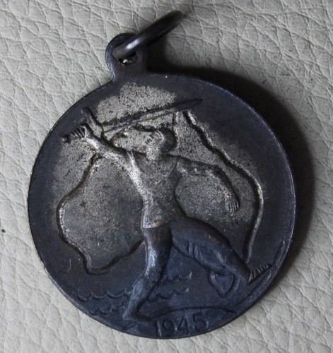* 1945 VICTORY MEDAL GIVEN TO SCHOOL CHILDREN AT END OF WAR MAKER STOKES #PVY44 - Picture 5 of 6