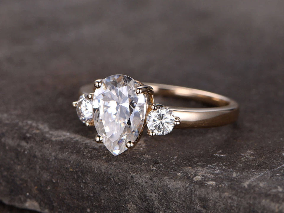 Anillo solitario de tres piedras con diamantes simulados talla pera de 2 quilates enchapado en oro rosa de 14 k Foto 2 de 4