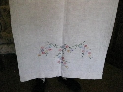 Vtg Table Runner Embroidered MCM Linen Grandma Cottage Core 18"x44" Farmhouse - Picture 3 of 4