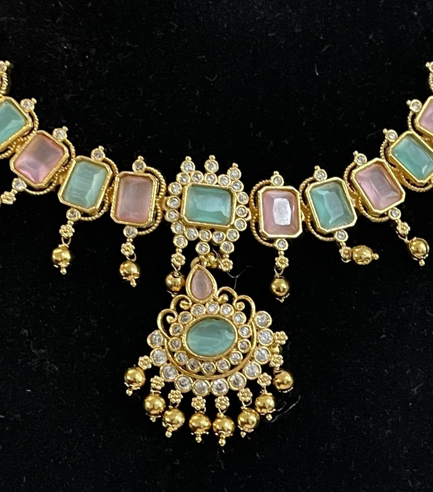 Juego de gargantilla Indian Emerald Shine de circón cúbico con diseño floral Foto 3 de 4