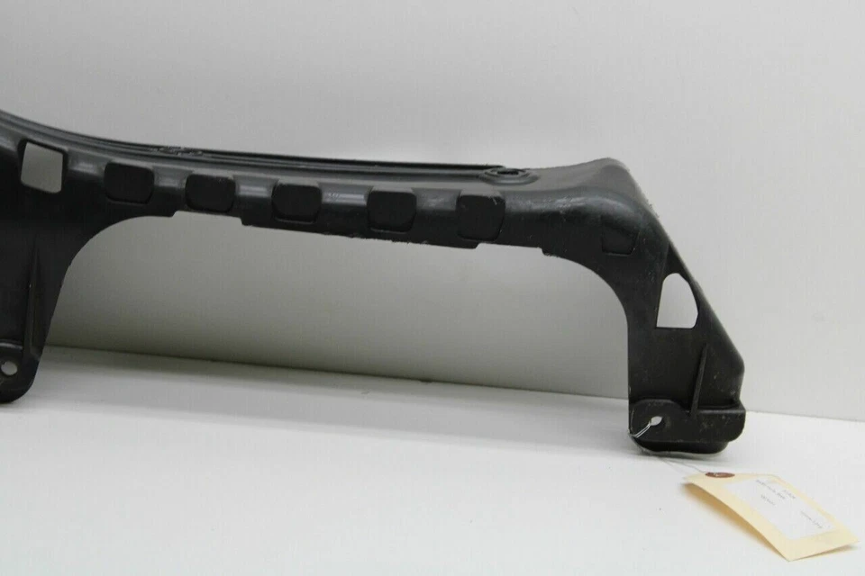 Soporte guía inferior del parachoques trasero BMW 530i 2006 2007 2008 - 51127063431 OEM usado Foto 2 de 4