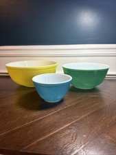 Set of three vintage Pyrex nesting mixing bow...