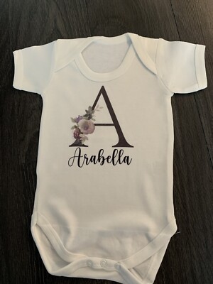 Personalisierte Babyweste mit beliebigem Namen und Blumen Initialen Dusche Geschenke