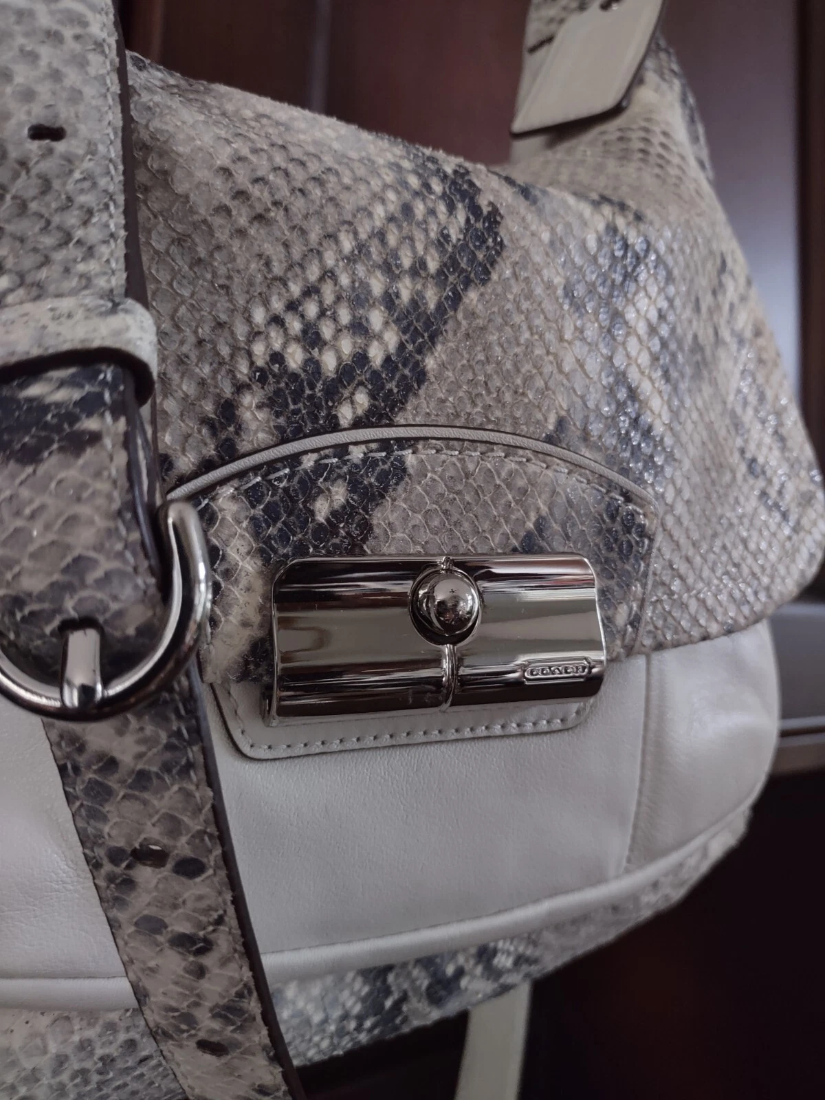 Borsa a tracolla Coach 19325 Kristin Python in rilievo in pelle grigio argento bianco $598