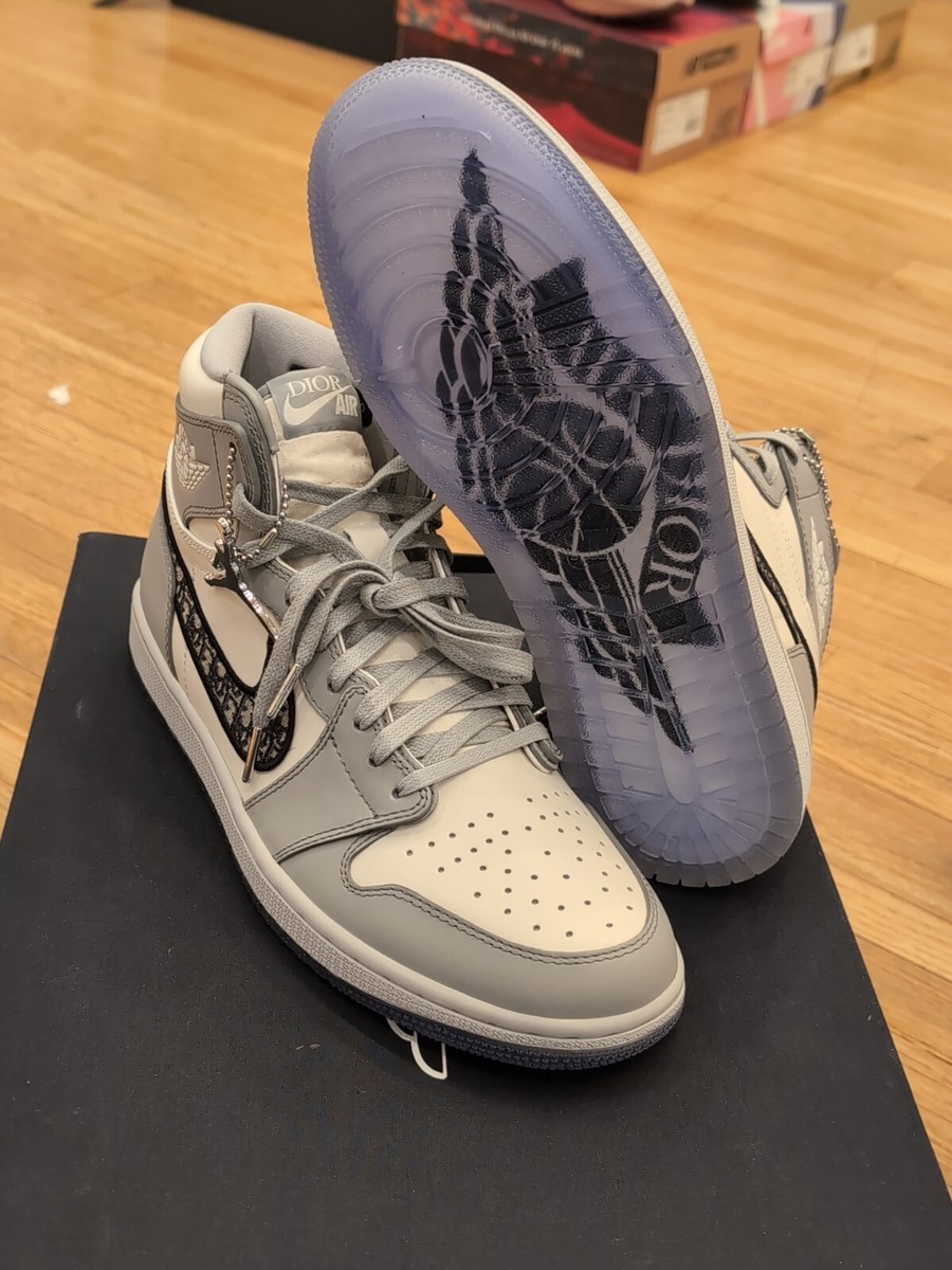 【可愛さ×高級感】◆Dior◆ スニーカー Size 9.5 - Jordan 1 x Dior High Wolf Grey / Sail Photon Dust