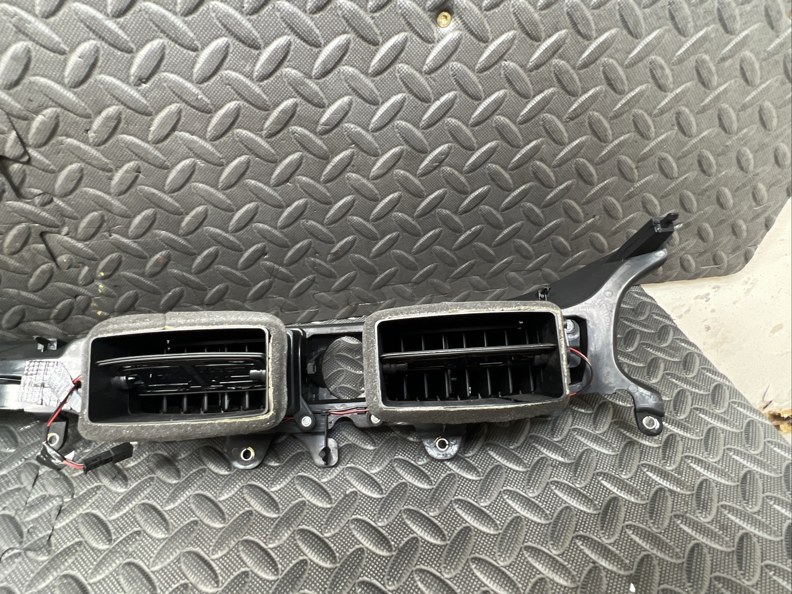 💥 OEM 2014 - 2021 MASERATI QUATTROPORTE DASH AIR VENTS TRIM 670011057