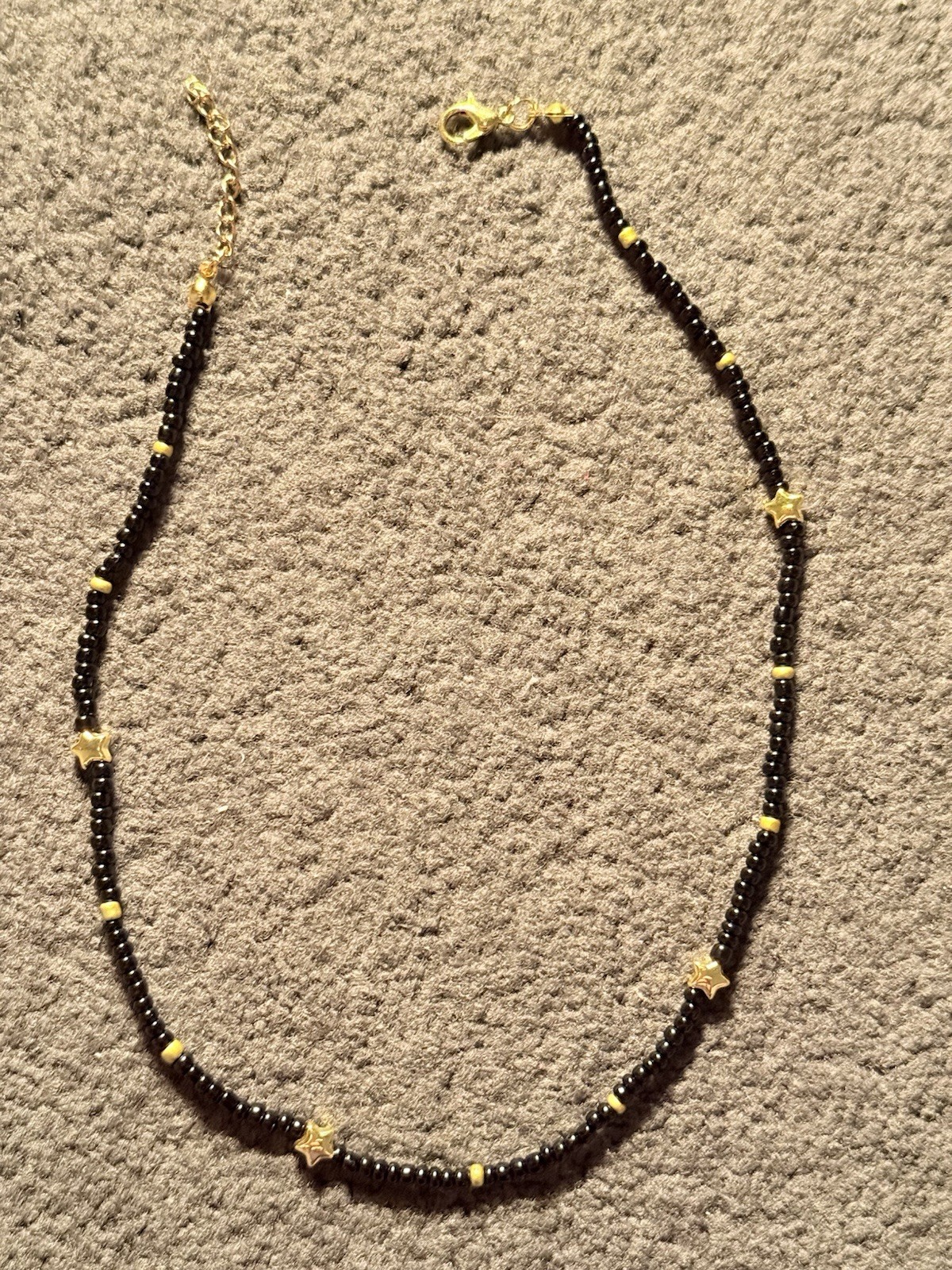 Gargantilla Collar con Cuentas Negro y Dorado, Cuentas Estrella Dorada Hecha a Mano Elegante Gargantilla