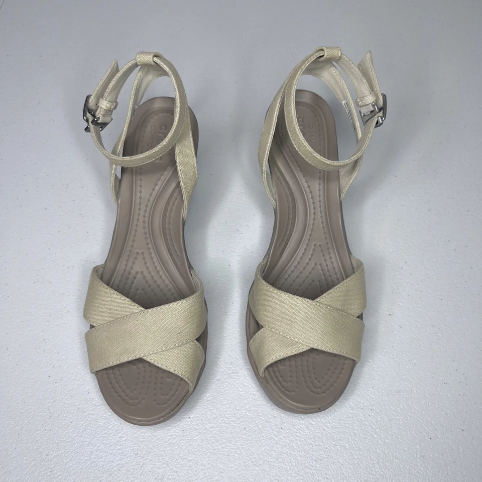 Sandálias Crocs Leigh II com alça cruzada tornozelo anabela feminina tamanho 8 lona bege - Imagem 3 de 4