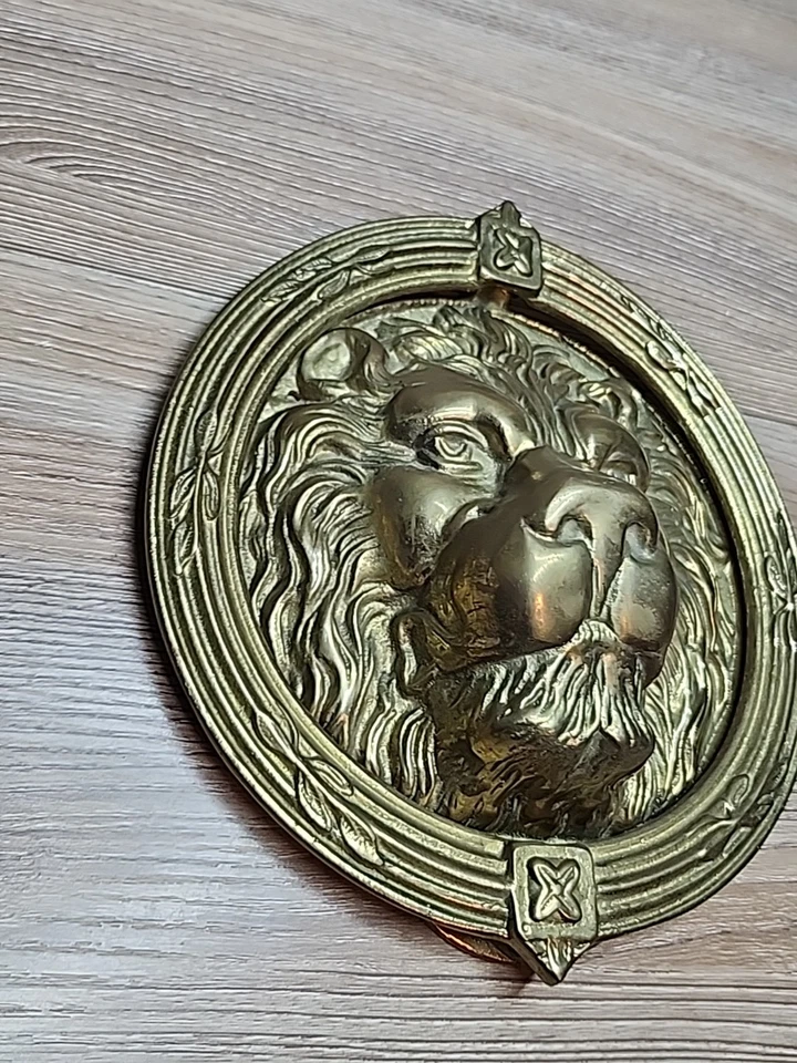 Golpe de puerta con cabeza de león de latón vintage detallado tono dorado 7 1/2 Inglaterra Foto 2 de 4