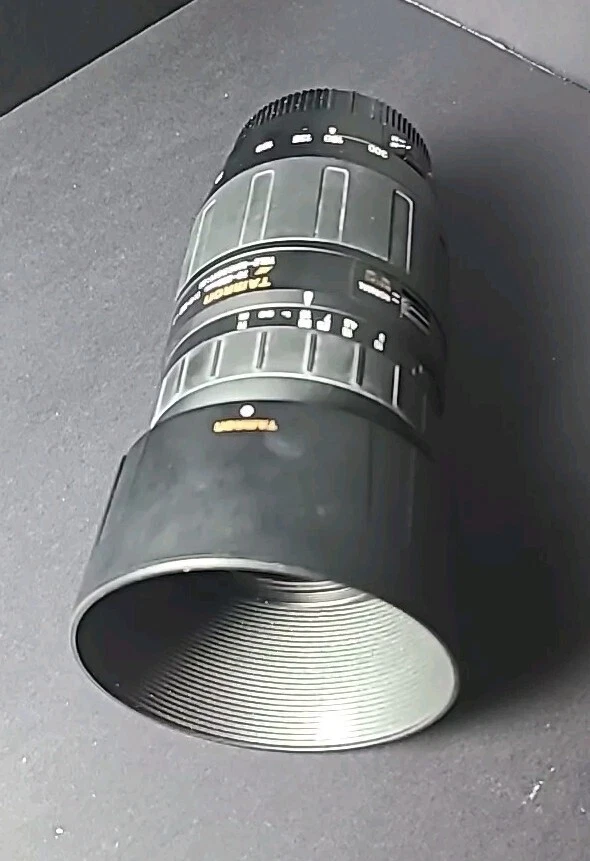 Lente negra Tamron AF 70-300 mm Telemacro 1:2 1:4-5,6 LD Foto 2 de 4