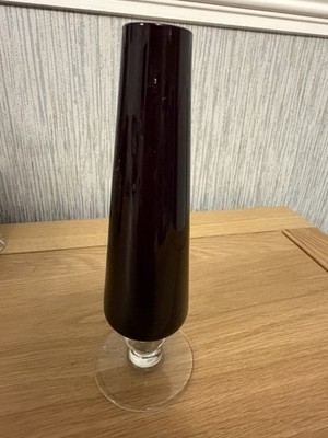 Vintage tiefe rubinrote Stielknospenvase mit klarem Sockel (7'')