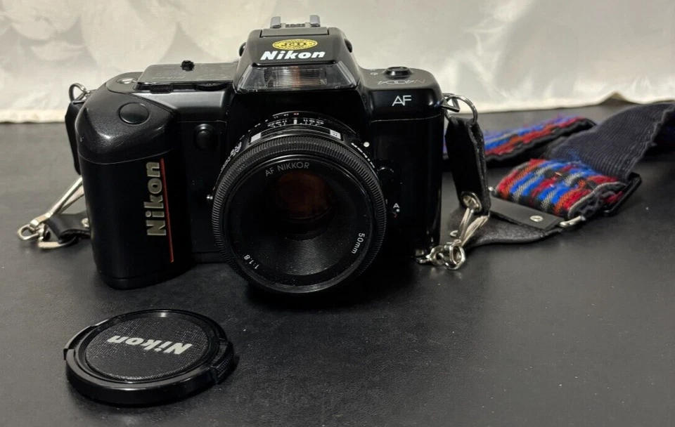 Cámara Nikon N4004 AF 35mm con lente Nikkor af 70-210mm 1:4 y bolsa de cámara Foto 2 de 4