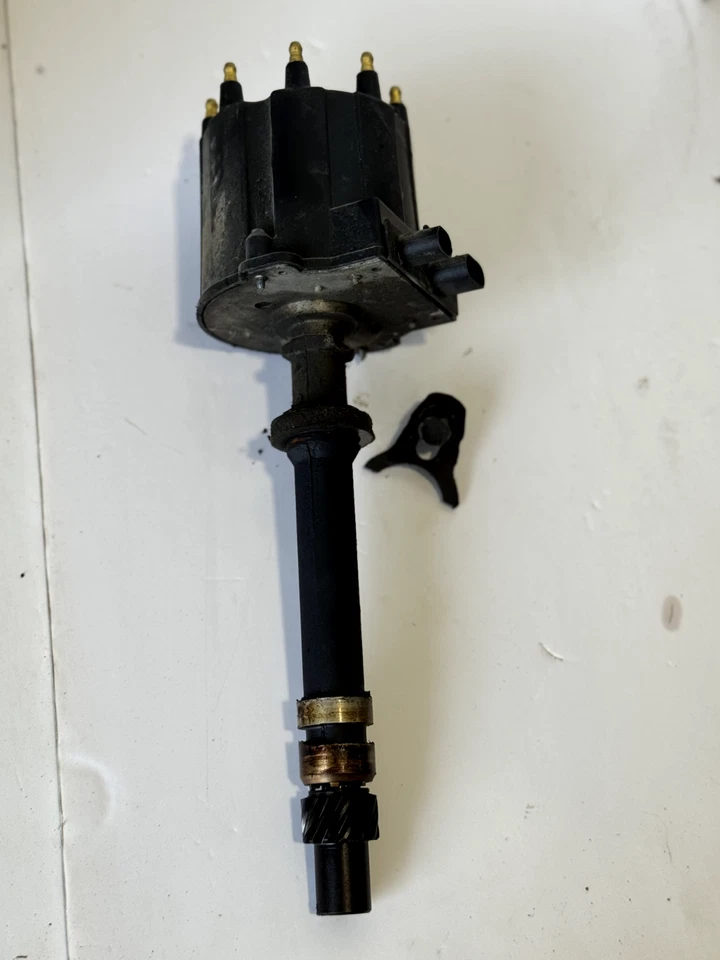 1991 GMC C1500 305 ENGINE TBI DISTRIBUTOR AND CAP AND HOLD DOWN USED OEM - Image 3 of 4