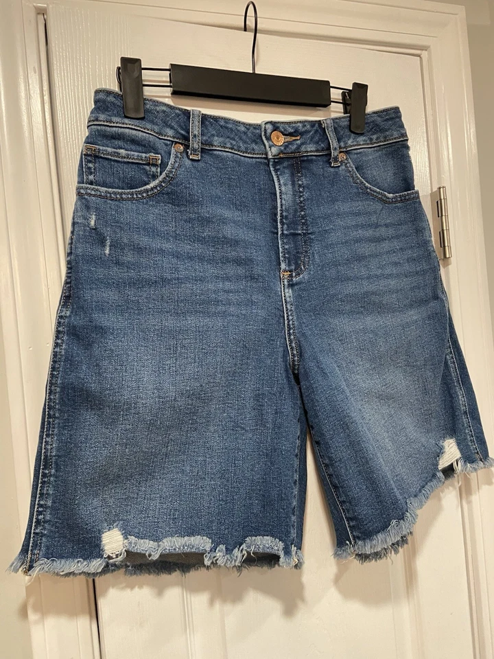 Bermudas con curvas Express talla 8 tiro alto desgastadas lavado medio corte pantalones cortos de jean Foto 2 de 4