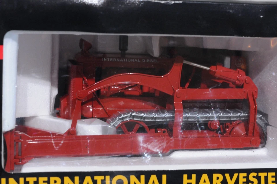 SPEC CAST TD-14 CRAWLER WITH BLADE INTERNATIONAL HARVESTER DIESEL SCALE 1:16 NEW - Image 2 of 4