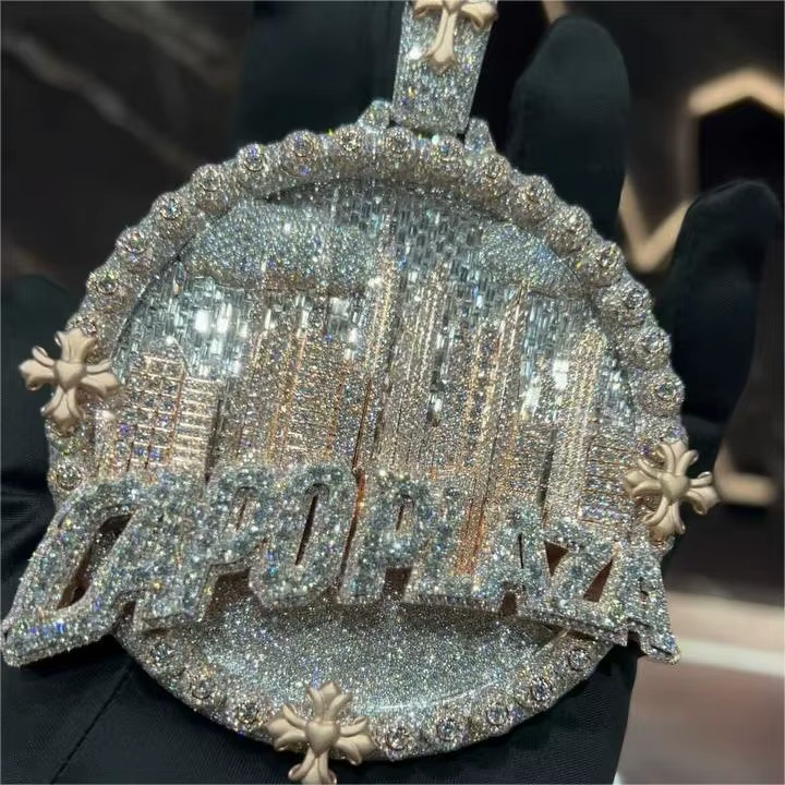 Colgante personalizado de plata de ley 925 con plumón de autobús de moissanita de corte baguette de 6 quilates para hombre