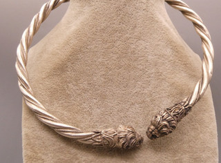 Halsreifen Sterlingsilber 925 gedrehtes wunderbares Design mit LÖWENKÖPFE