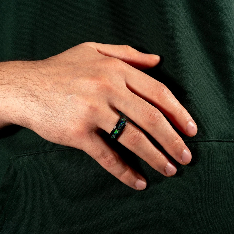 Anillo de meteorito y ópalo verde negro martillado sólido tungsteno boda para hombre anillo de alianza Foto 3 de 4