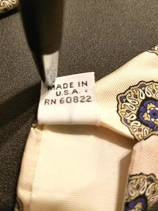 Corbata Gant 100% Seda Hecha en EE. UU. Rosa Blanco Azul Geométrica 54" x 3 1/2" Foto 4 de 4