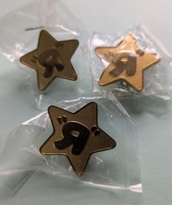 THREE 3 NEW IN PACKAGE TOYS R US EMPLOYEE STAR PINS 523J