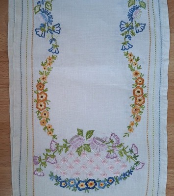 Vintage Tischläufer aus handbesticktem Leinen in sehr gutem Zustand 99 cm x 22 cm