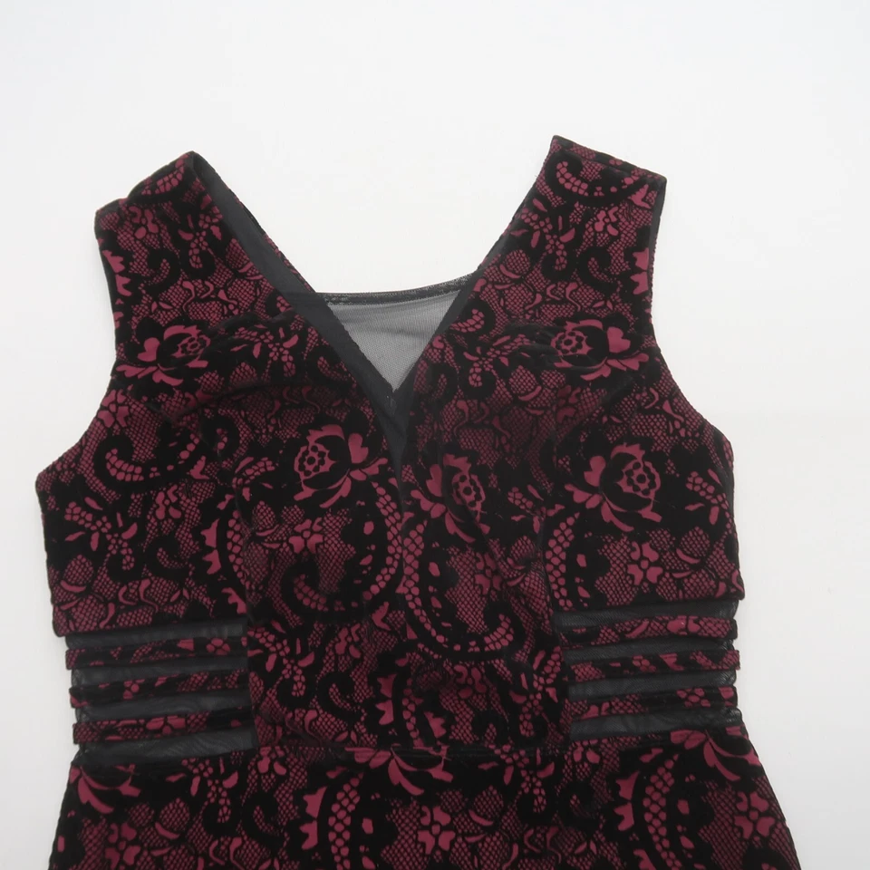 Vestido En Focus Studio 10 veludo burnout floral escuro decote V evento elegante gótico - Imagem 3 de 4