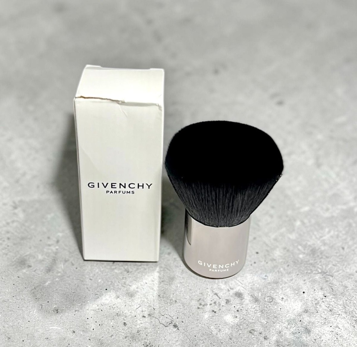 メイク道具・化粧小物 GIVENCHY TRAVEL EXCLUSIVE Givenchy Parfums Silver Kabuki Makeup Brush New in Box | eBay