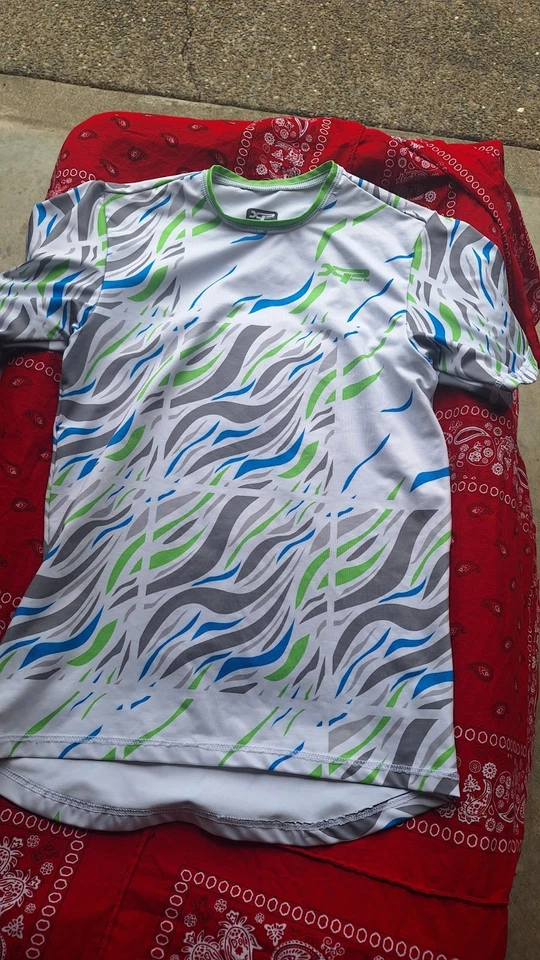  Rash Guard Juego de dos (2) calavera blanca, verde, azul y Preditor ambas talla med Foto 4 de 4
