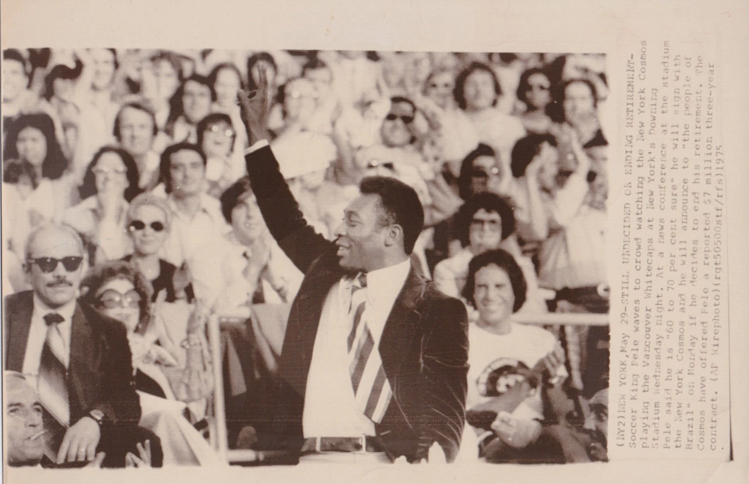 1975年 プレスフォト ブラジルサッカー選手 ペレ ニューヨークコスモスサッカー ゲーム - 画像1/2