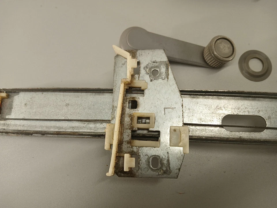 1987-1993 MAZDA B2000 B2200 B2600 PICKUP LH Left Front Door Window Regulator OEM - Image 4 of 4