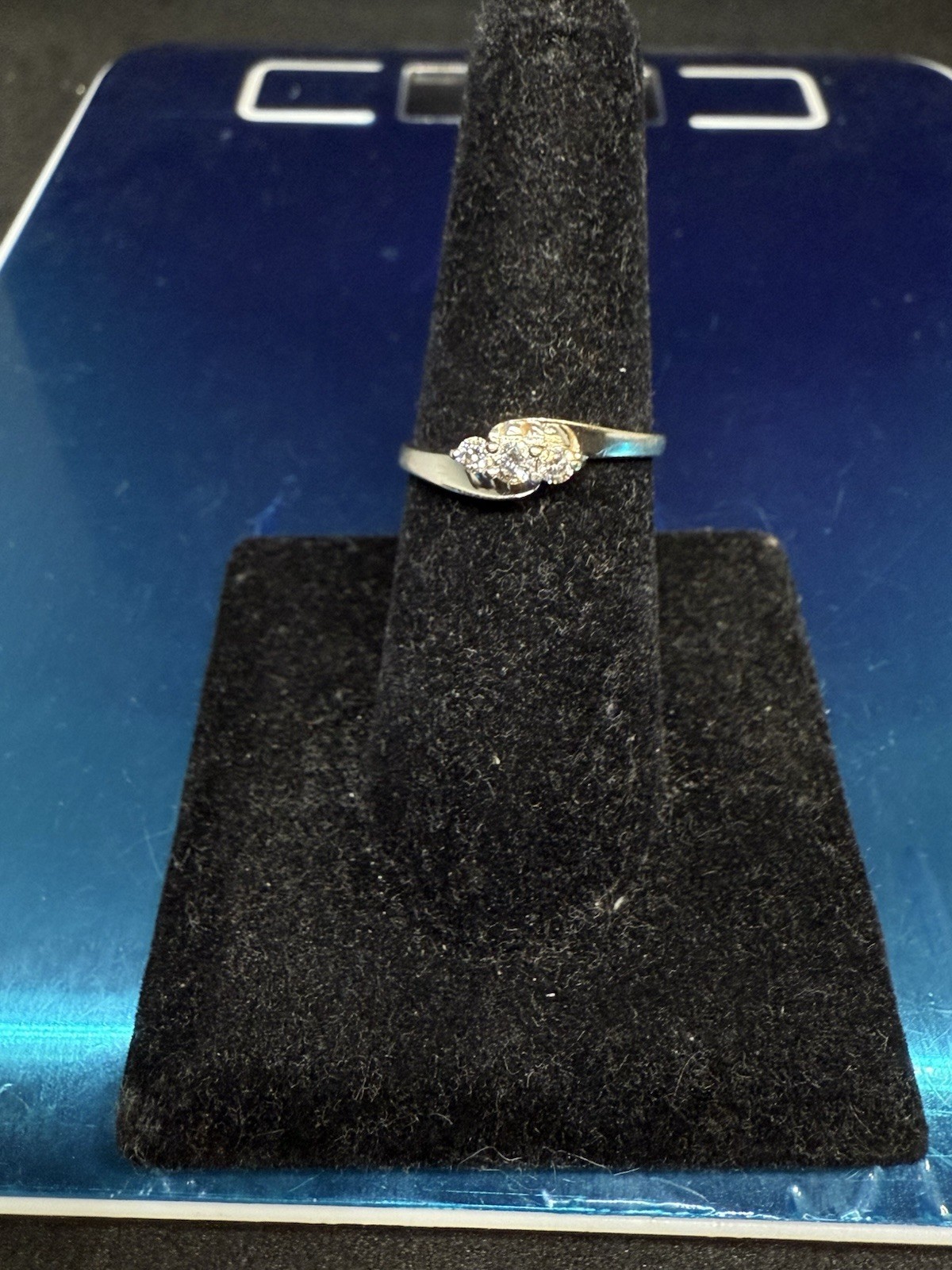 14k White Gold .15 Ctw Diamond Ring Size 7. - image 14