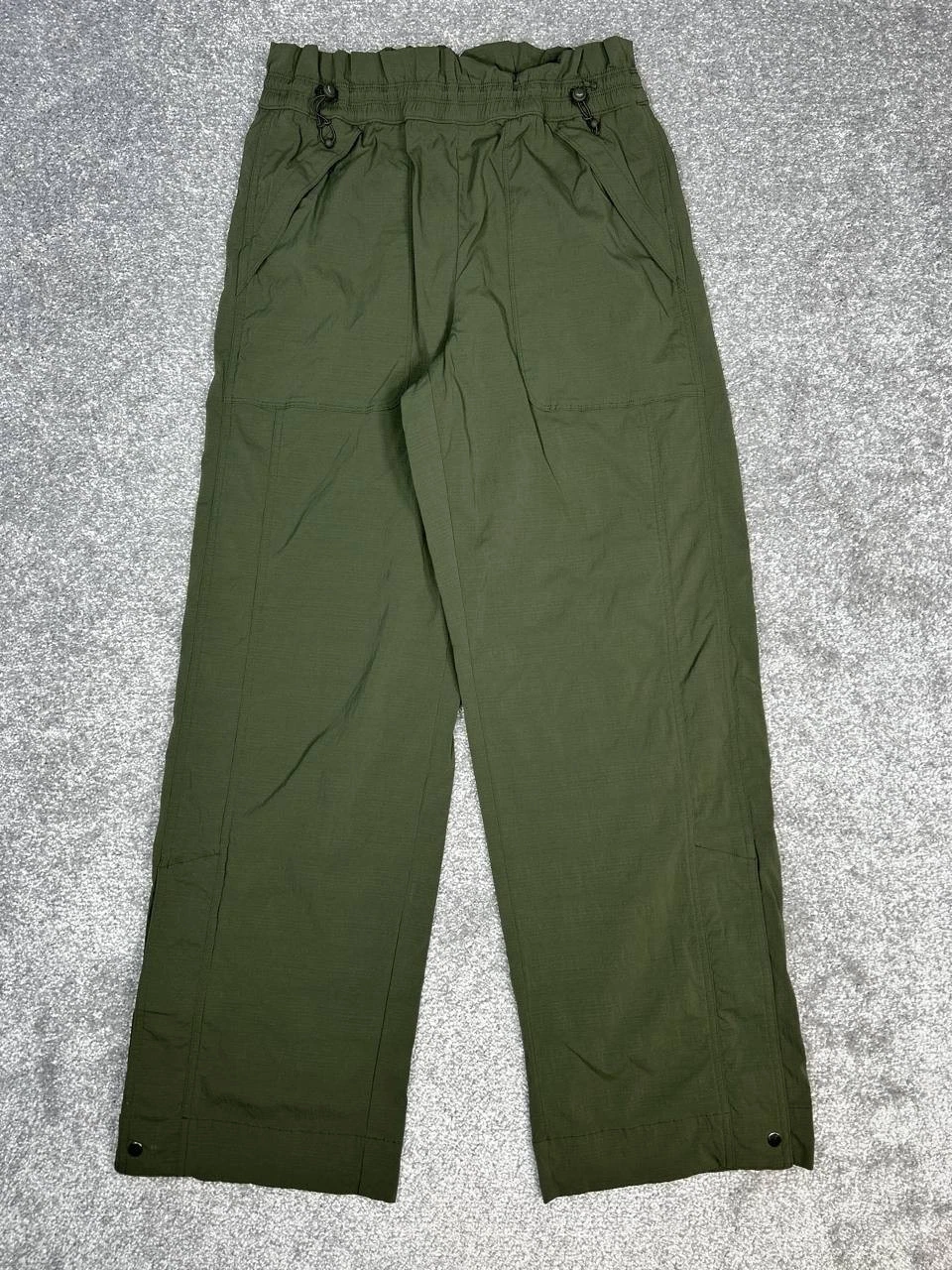 Athleta Trekkie Parachute Pants Womens 6 Green Nylon Stretch Ankle Zip Wide Leg
Opens in a new windo