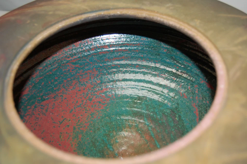 Olla Raku con Tapa Artista Firmada 14 1/2"W x 8"H M4578 Foto 4 de 4