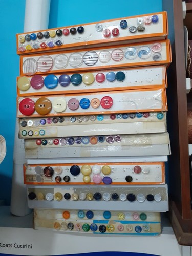 Merceria bottoni, oltre 150 scatole di tutti i colori e materiali, marchi famosi - Foto 17 di 24