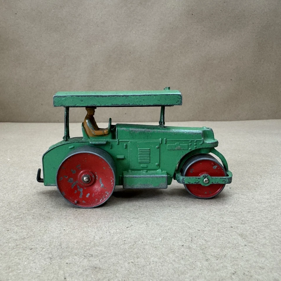 Dinky Toys GB No. Antiguo tractor de juguete vintage con rodillo de carretera Aveling-Barford 25P Foto 3 de 4