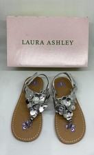 LAURA ASHLEY SANDALS SIZE 9 SILVER FLOWERS PETITE - NEW Item #612574