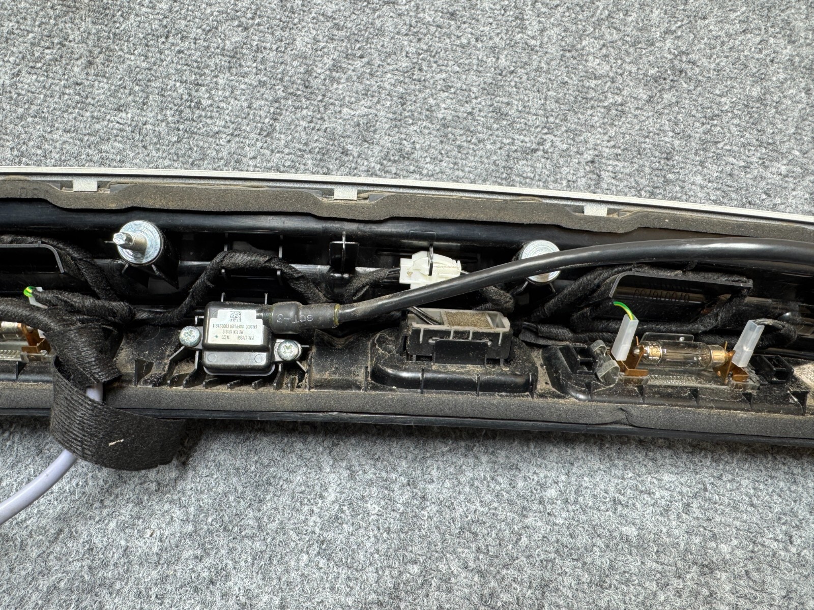 MASERATI GHIBLI M157 14-17 OEM REAR TRUNK MOLDING LICENSE LIGHT CAMERA WHITE 60K