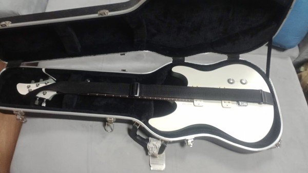 Guitarra eléctrica YAMAHA RGX A2 ligera fabricada en Japón, usada casi nueva.