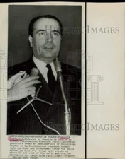1965 Press Photo Francois Mitterrand talks with reporters in Paris. - hpw34061